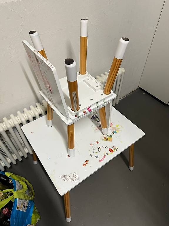 Set de table et chaises: Kindertisch mit Stühlen – D'occasion à Adliswil par Jenny_92