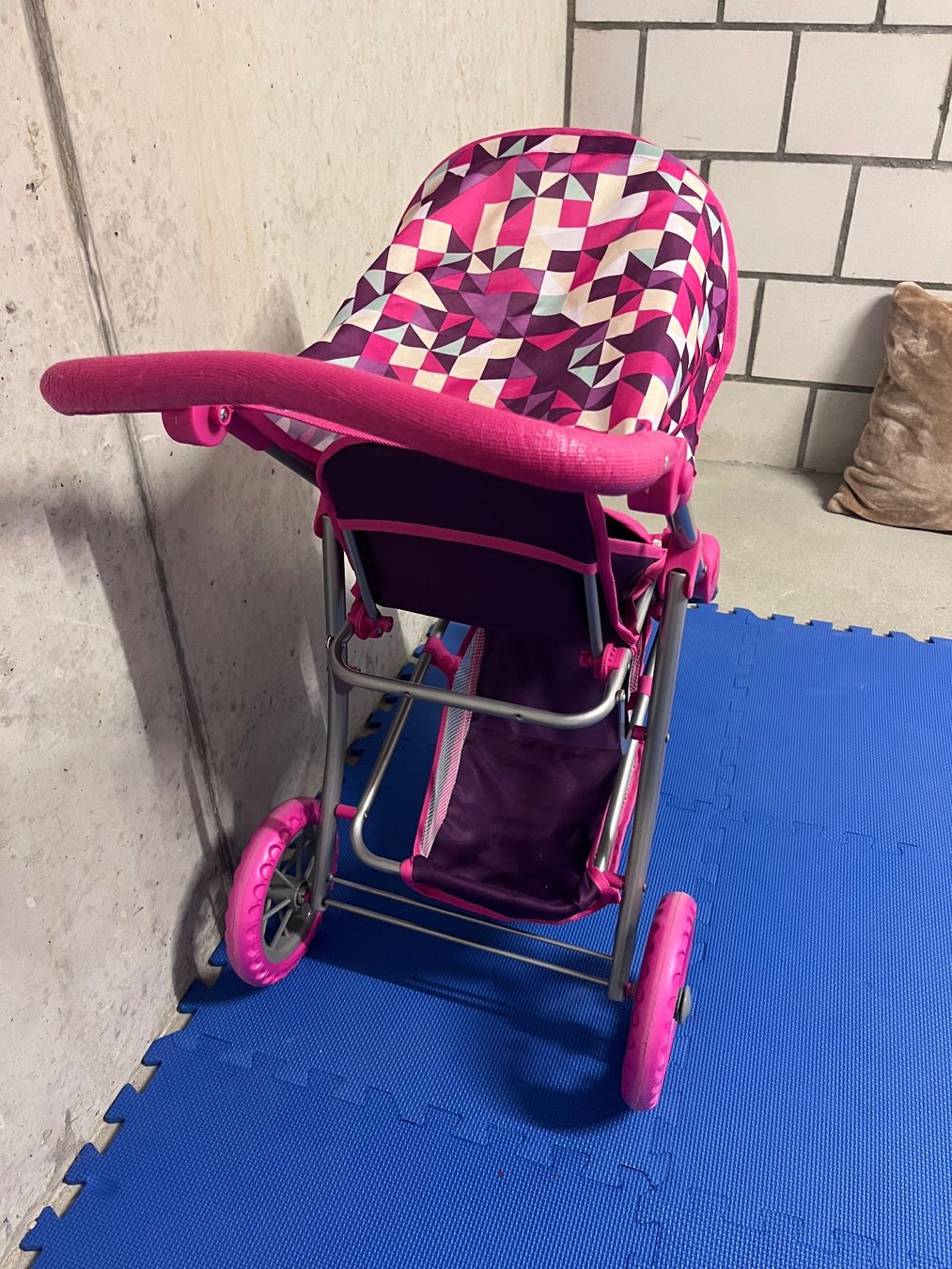 Puppenwagen: Zwillingspuppenbuggy pink – Gebraucht aus Büren an der Aare von fogo83 2