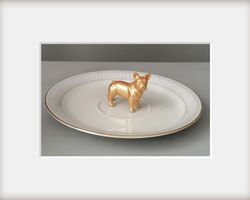 Vintagetellerchen mit goldener Bulldogge