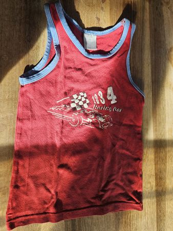 Sommer Tank Top Gr. 104, Rot mit Rennauto Motiv