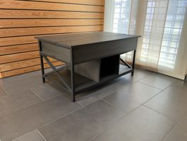 Funktionaler Clubtisch mit Staufach