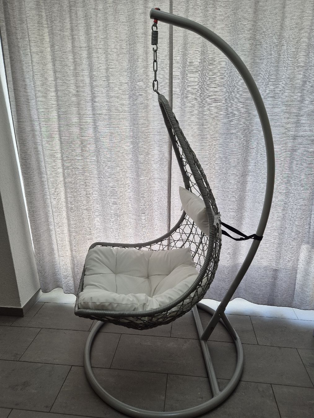 Poltrone pensili da giardino: Hängesessel - Polyrattan - Hellgrau mit weißen Kissen  – Usato da Bertschikon Gossau venduto da Andre675 2
