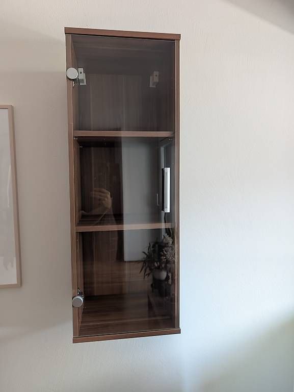 Vitrines: Wandregal Nussbaumoptik mit Glastür 3 Fächer – D'occasion à Siebnen par Pascal_31 2