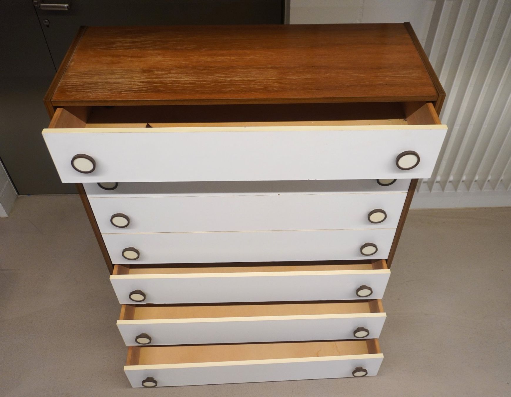 Kommoden: Mid Century Kommode mit sieben Schubladen (MA330) – Gebraucht aus Basel von B.W.B. 1
