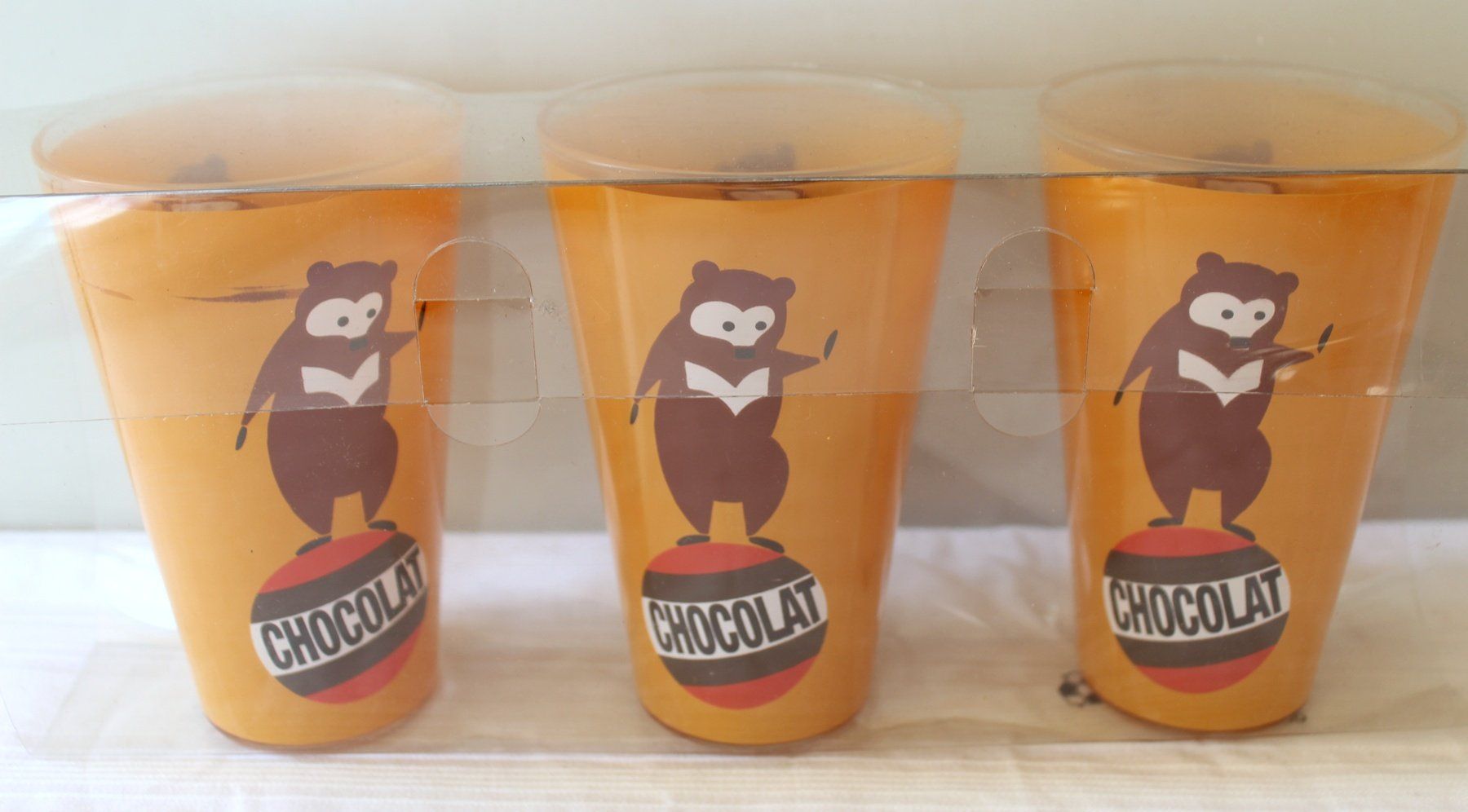Migros Geschirrsets: Retro Migros Geschirr Set Schokolade ikonischer Eisbär – Neu (gemäss Beschreibung) aus Zürich von Auctionata 4