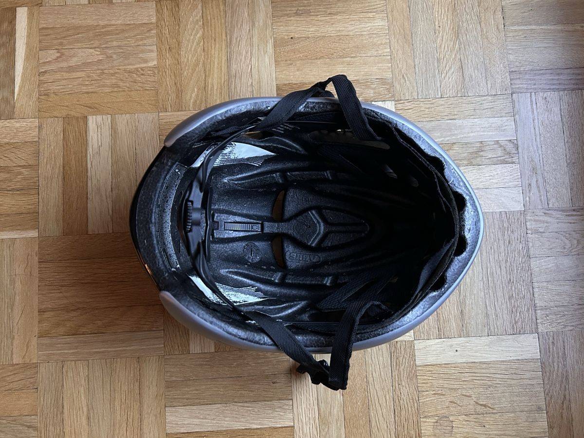 Caschi: Abus Gamechanger Aero Helm in silver – Usato da Basel venduto da AiShiSpi 3