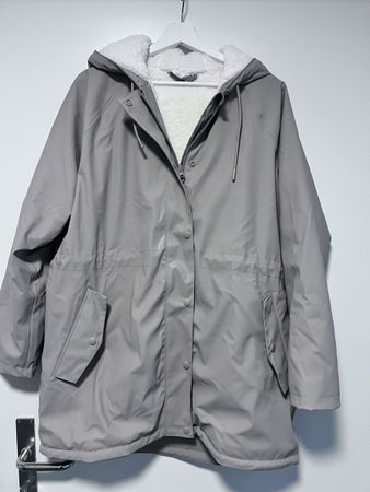 Regenjacke mit Kapuze, grau, Grösse M – Neuwertig!