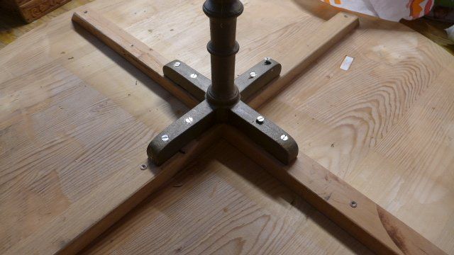 Tische: antiker runder Beizentisch mit Gussbein – Gebraucht aus Zürich von inf_gt6t 8