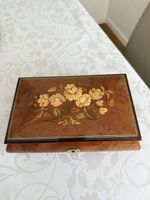 Spieldose Holz mit Blumen Intarsien und Samt in braun