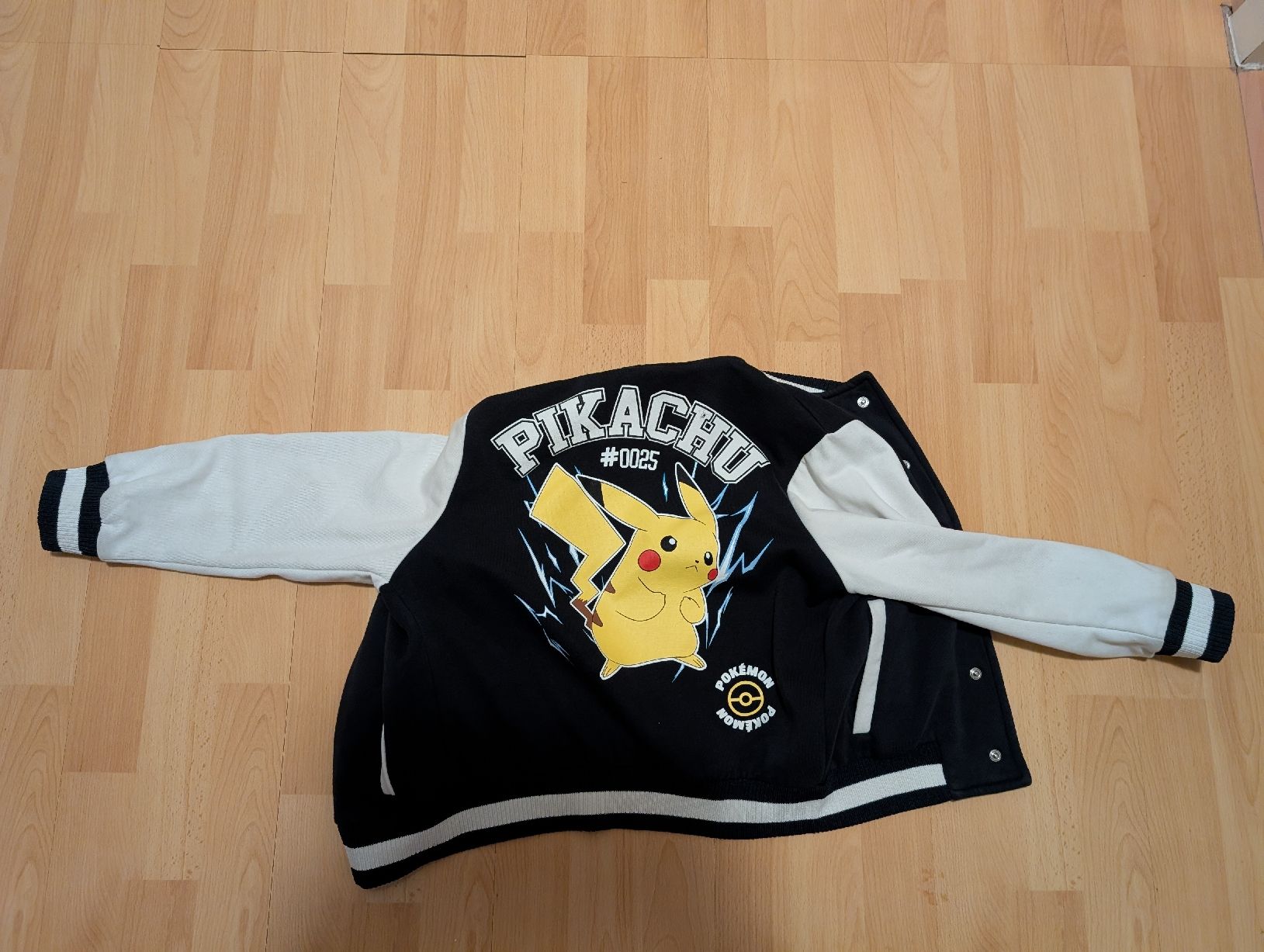 H&M Giacche & Cappotti: Pokémon Baseballjacke  Grösse 134 cm – Usato da Pratteln venduto da mauu 1