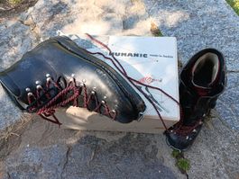 Scarponi trekking uomo HUMANIC pelle neri lacci rossi usati