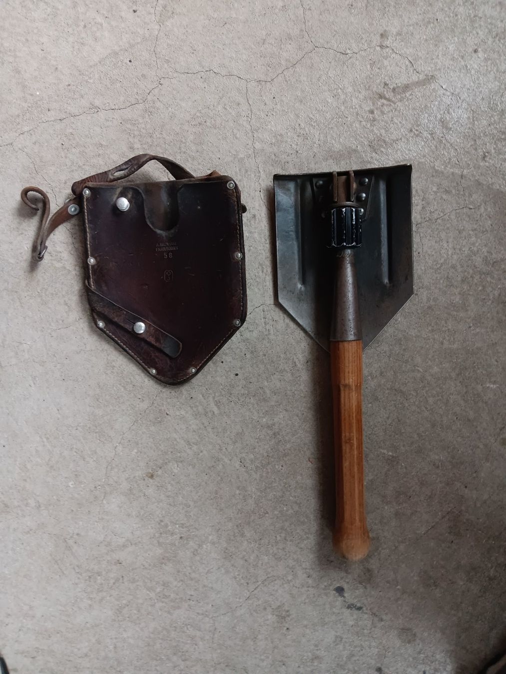 Schweizer Armee Tutti gli attrezzi: Schweizer Armeespaten mit Ledertasche gebraucht – Usato da Turbenthal venduto da Gmc6 1