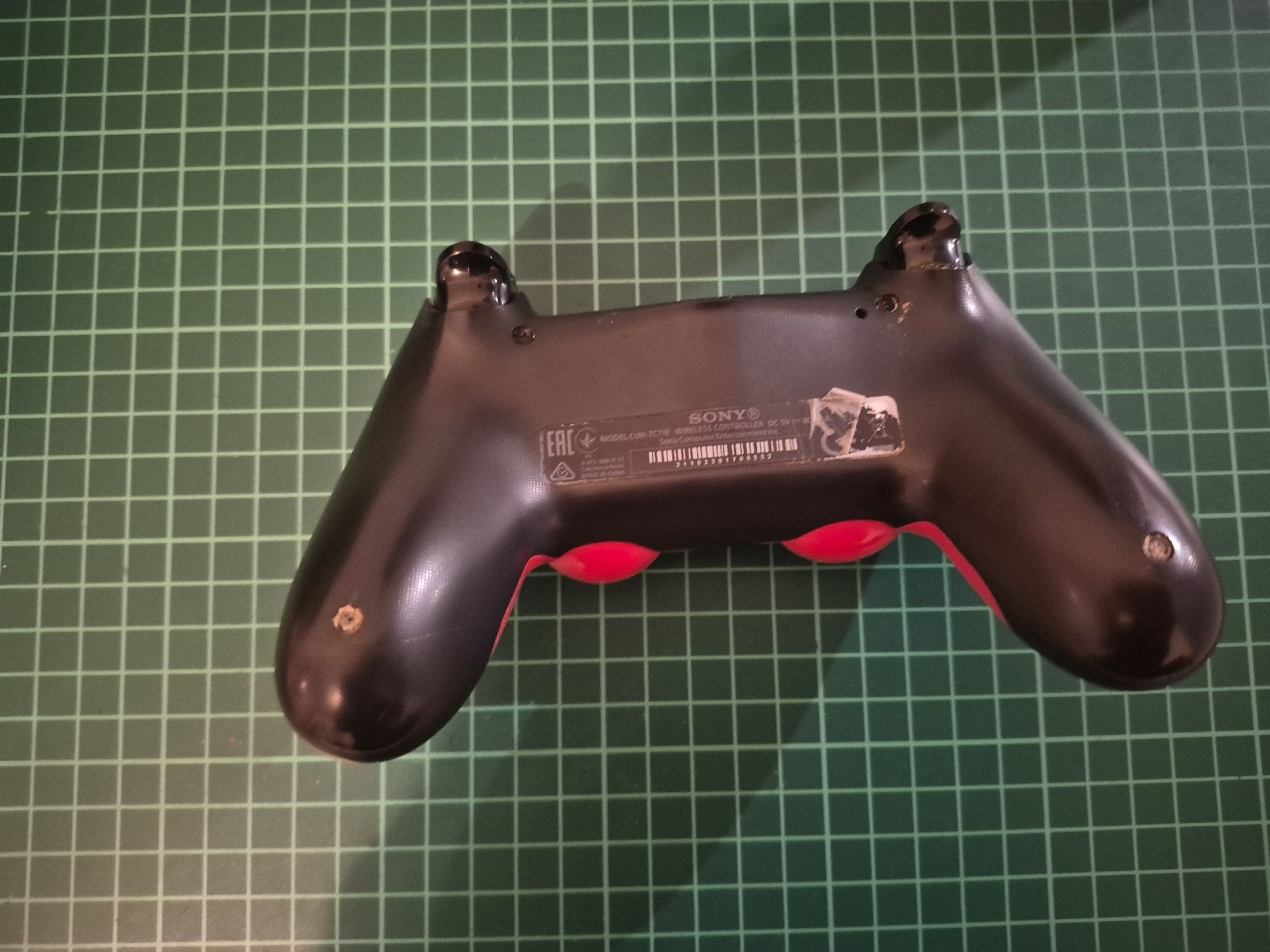 Sony Controller: Sony PlayStation 4 DualShock 4 Wireless Controller Red – Usato da Meyrin venduto da Retro-GZ 1