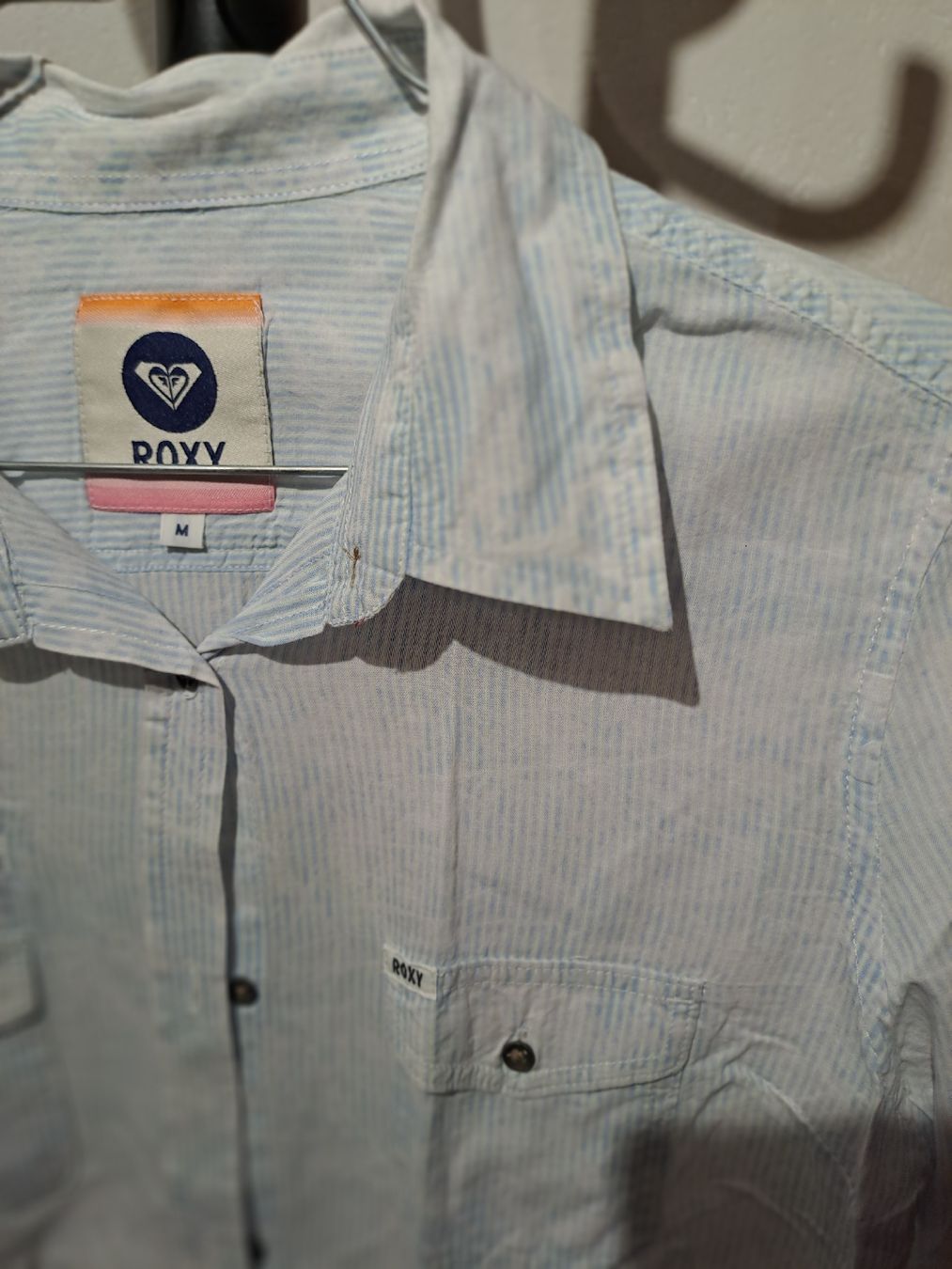 Roxy Camicette: Chemisier Roxy rayé bleu clair, taille M – Usato da Valeyres-sous-Montagny venduto da Romy. 1