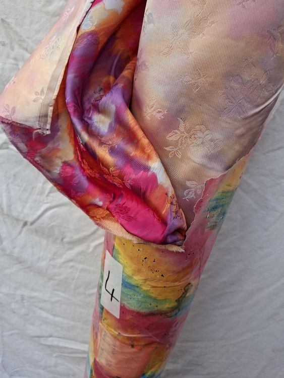 Bunte neue Stoffrolle ideal für Sommerprojekte (Neu (gemäss