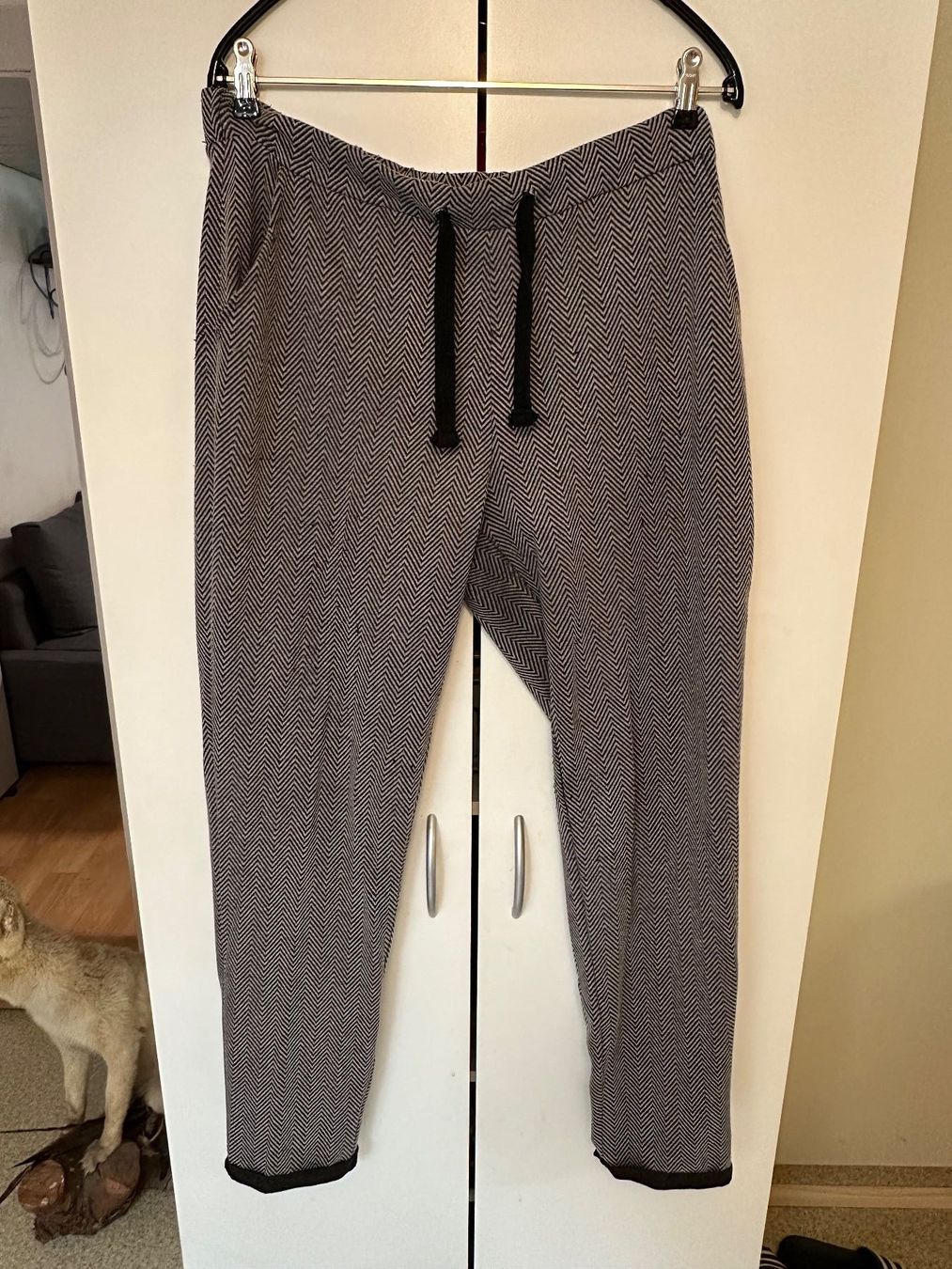 Pantaloni: Beige-schwarze Stoffhose (L) – Usato da Schaan venduto da Hermine2018
