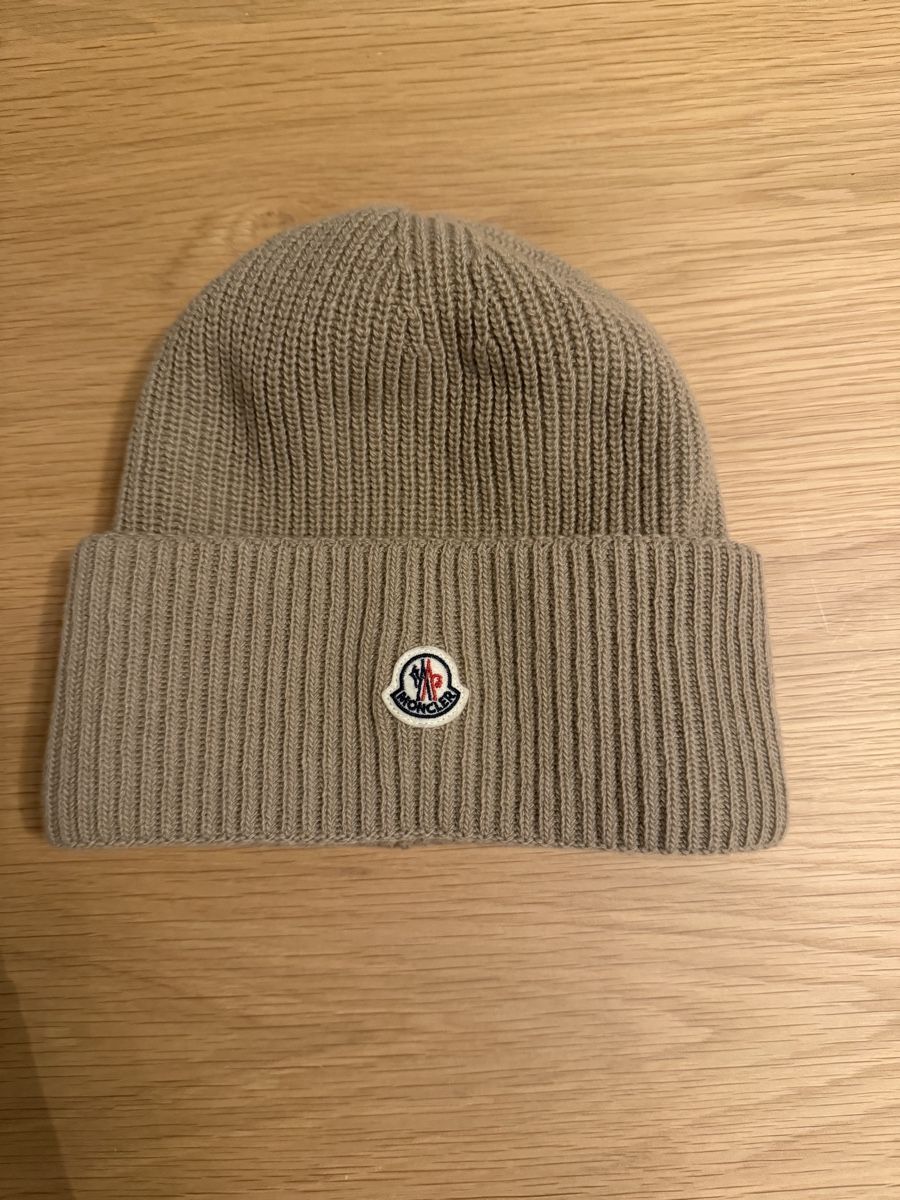 Moncler Copricapi, berretti & cappellini: Moncler, Bonnet beige – Usato da Cernier venduto da 1234V