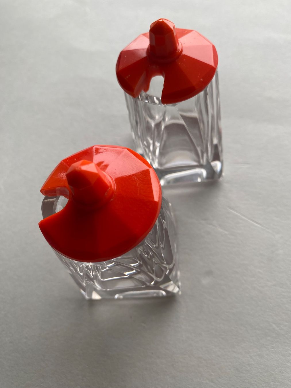 Flacons: Zwei ART DECO Salt & Pepper Flacons mit Bakelit Deckel – Gebraucht aus Zürich von lesgarcons 2