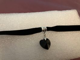 Schwarzes Samtband mit kleinem schwarzen Herzchen,neu