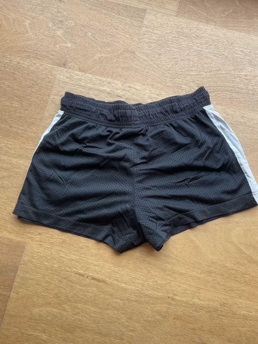 Nike Pantaloni: Nike Sporthose – Usato da Russikon venduto da raayaa 1