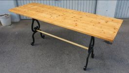 Tannenholz Tisch mit Gusseisenbeinen