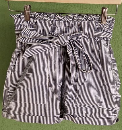 leichte kurze Sommerhose gestreift, Grösse S