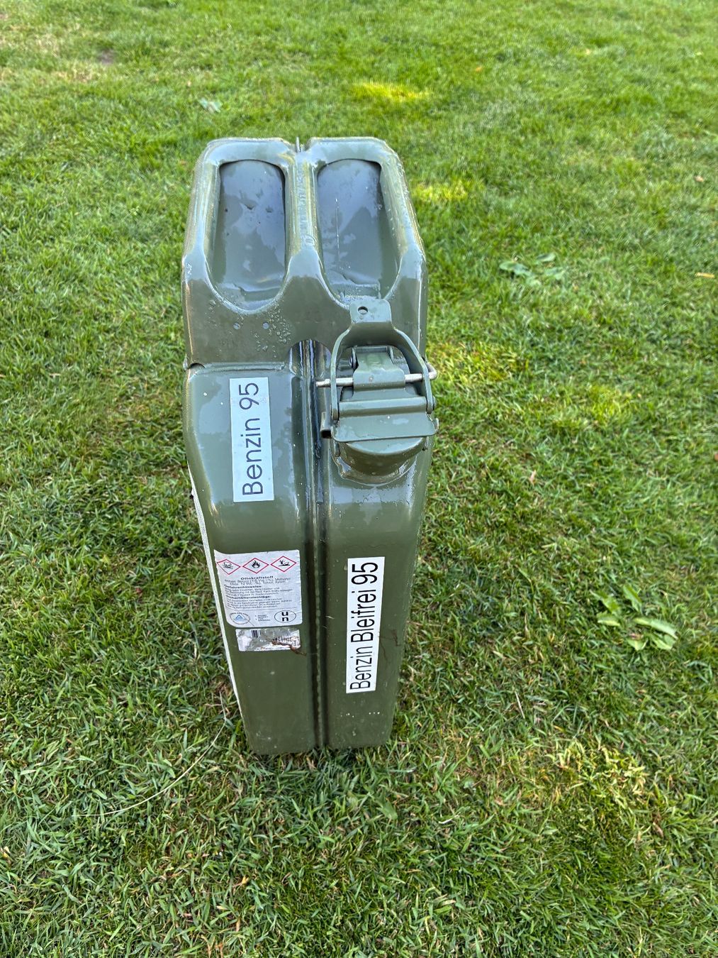 Schweizer Armee Taniche per benzina: Benzin oder Dieselkanister 20Liter – Usato da Hittnau venduto da Luki78 2