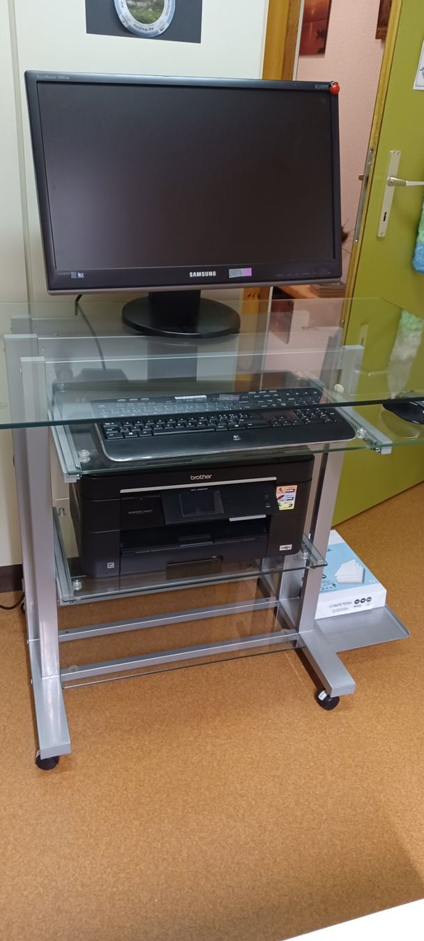Scrivanie: Computertisch Glas, mit Rollen – Usato da Märstetten venduto da Gwundrig01 4