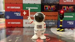 Solar Energie Astronaut Dekoration mit Schweizer Flagge