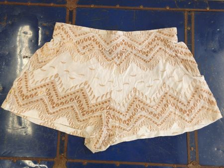 B.Young Shorts Damen Grösse 38 weiss-orange gemustert