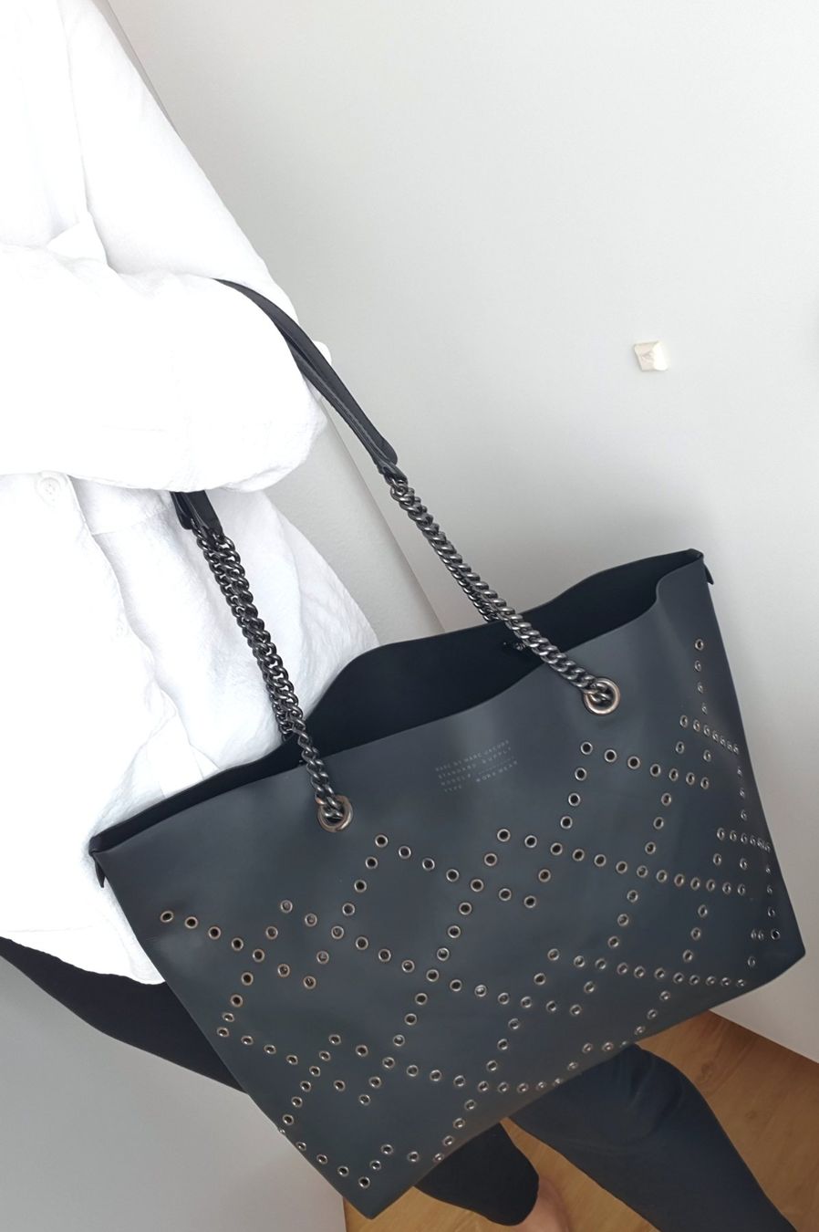 Marc Jacobs Taschen für Damen: Marc Jacobs Henkel/Schulterrtasche Leder Schwarz – Gebraucht aus Niederteufen von Mira_72 9
