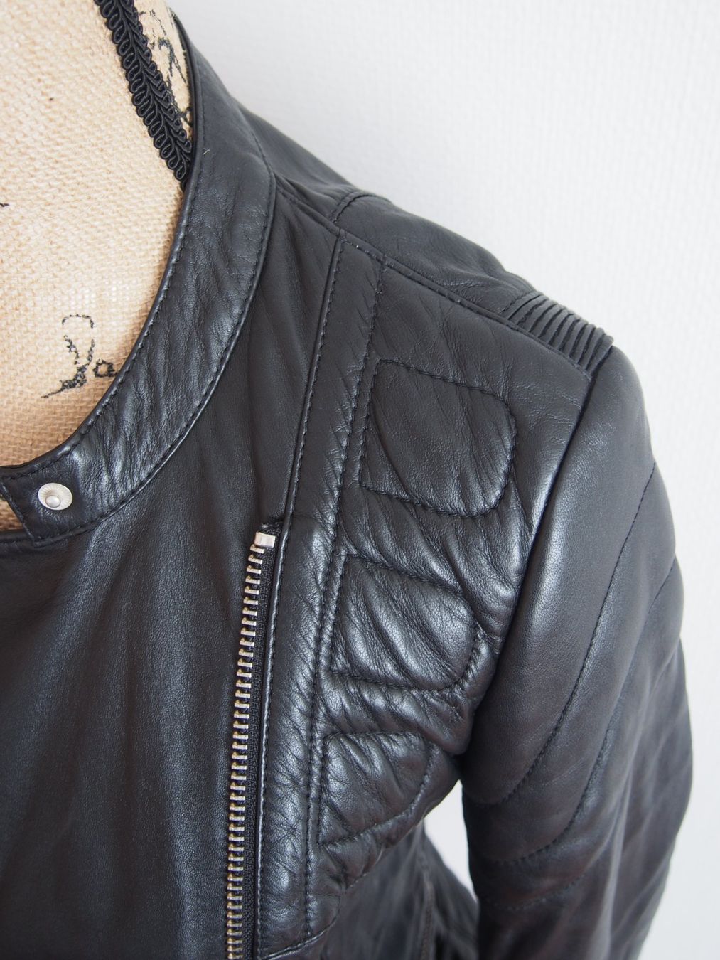 Giacche: sportliche Lederjacke mit speziellen Details – Usato da Stäfa venduto da meridianum 6