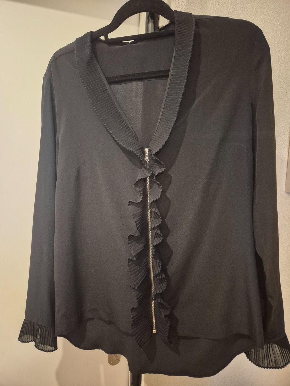 Camicette: Schwarze Bluse mit Reissverschluss – Usato da Niederhasli venduto da mybluefish 1