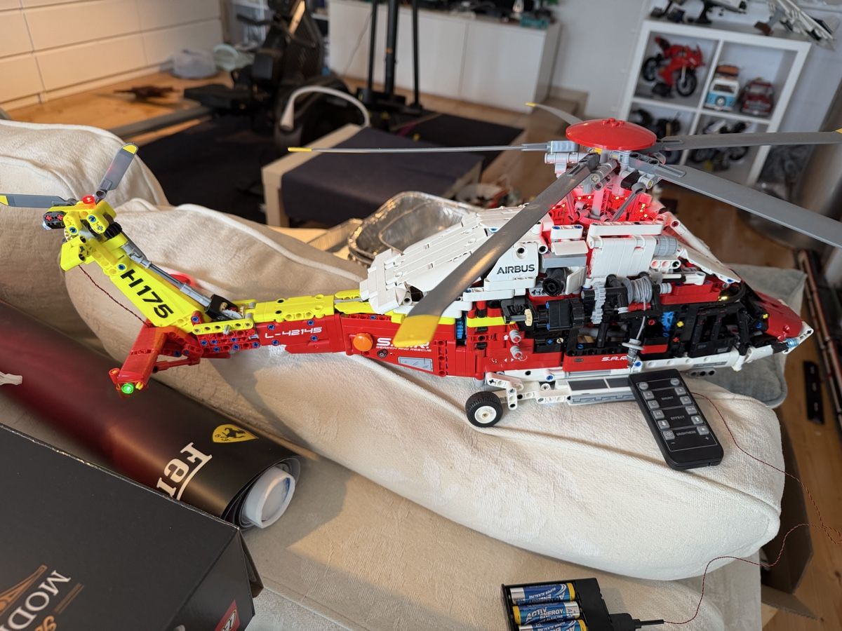 Lego Baukästen: LEGO AIRBUS H175 CON MOTORE E LUCI LED – Neu (gemäss Beschreibung) aus Gordola von Topino02 1