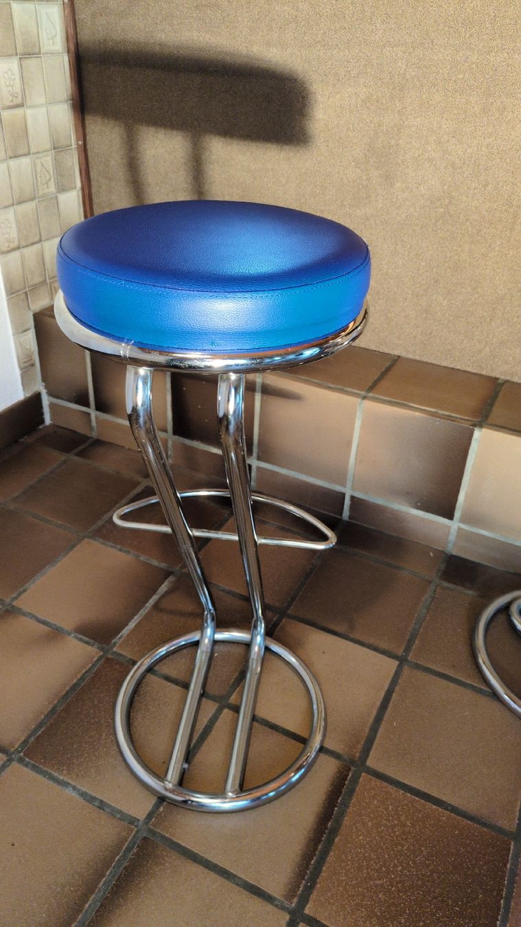 Hocker: Barhocker mit blauem Sitz, Chromgestell - Top Zustand! – Gebraucht aus Schaffhausen von max_c62l 1
