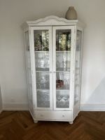 Vitrine weiss mit Glastüren im Shabby Chic Styl