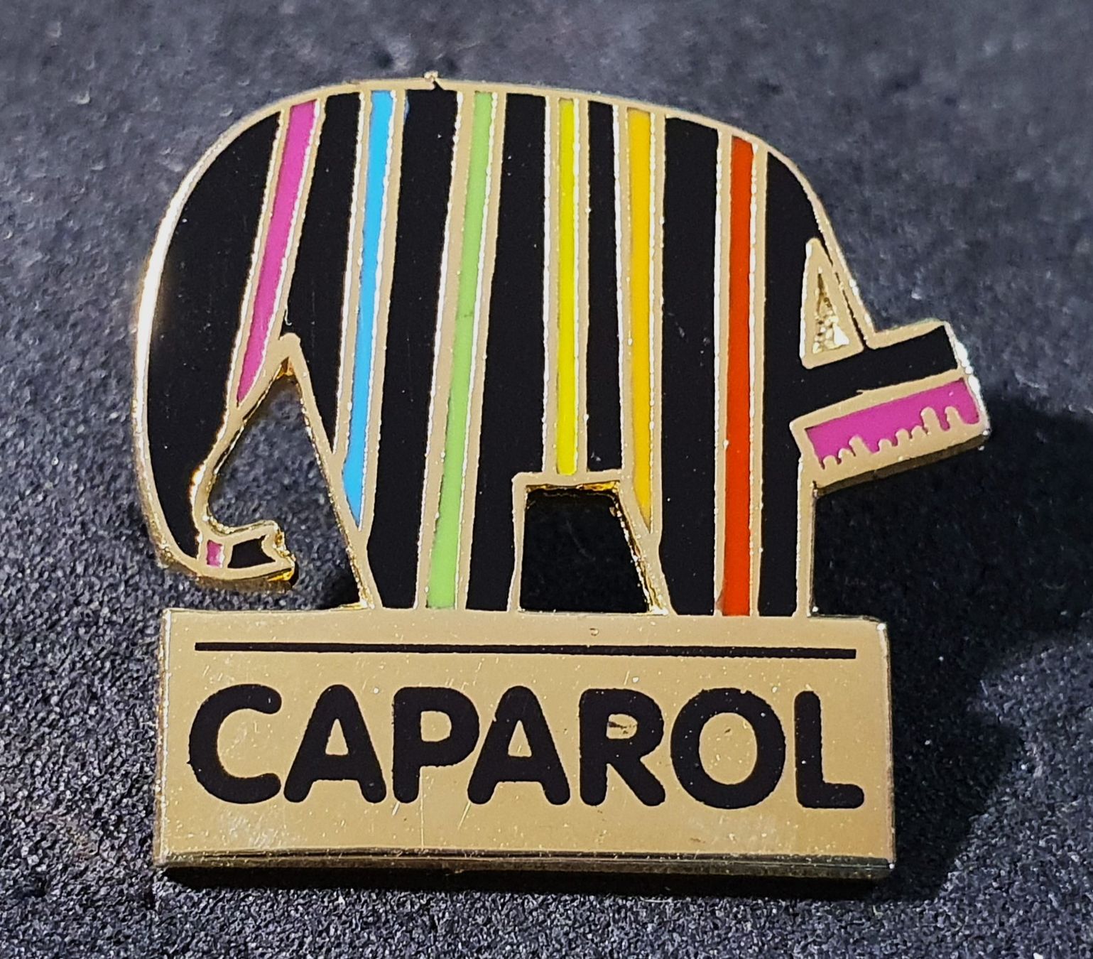 Placchette & Badge: W207 - Pin Elefant CAPAROL Farben – Usato da Reinach BL venduto da Boston-Verkauf