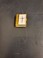 Etui mit Kreuz goldfarben weiss guter Zustand