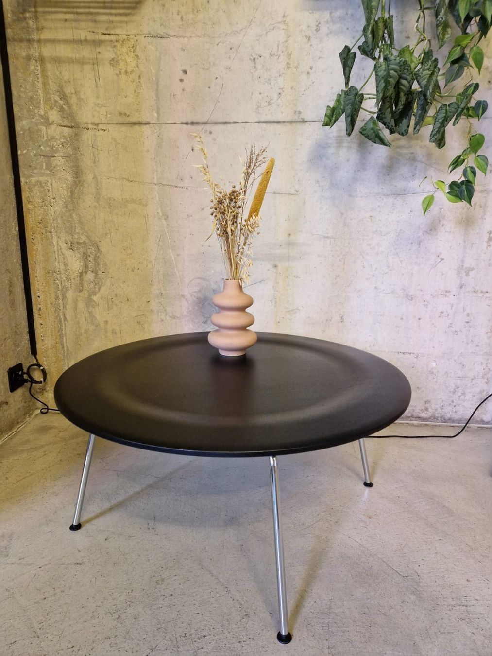 Vitra Tavoli: Vitra Eames CTM Coffee Table Metall Couchtisch | Schwarz – Usato da Zürich venduto da inf_y5hd 2