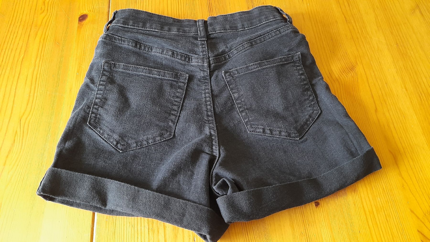 H&M Pantaloni: Shorts gr. 34 von H&M – Usato da Nesslau venduto da Churfirsten08 1