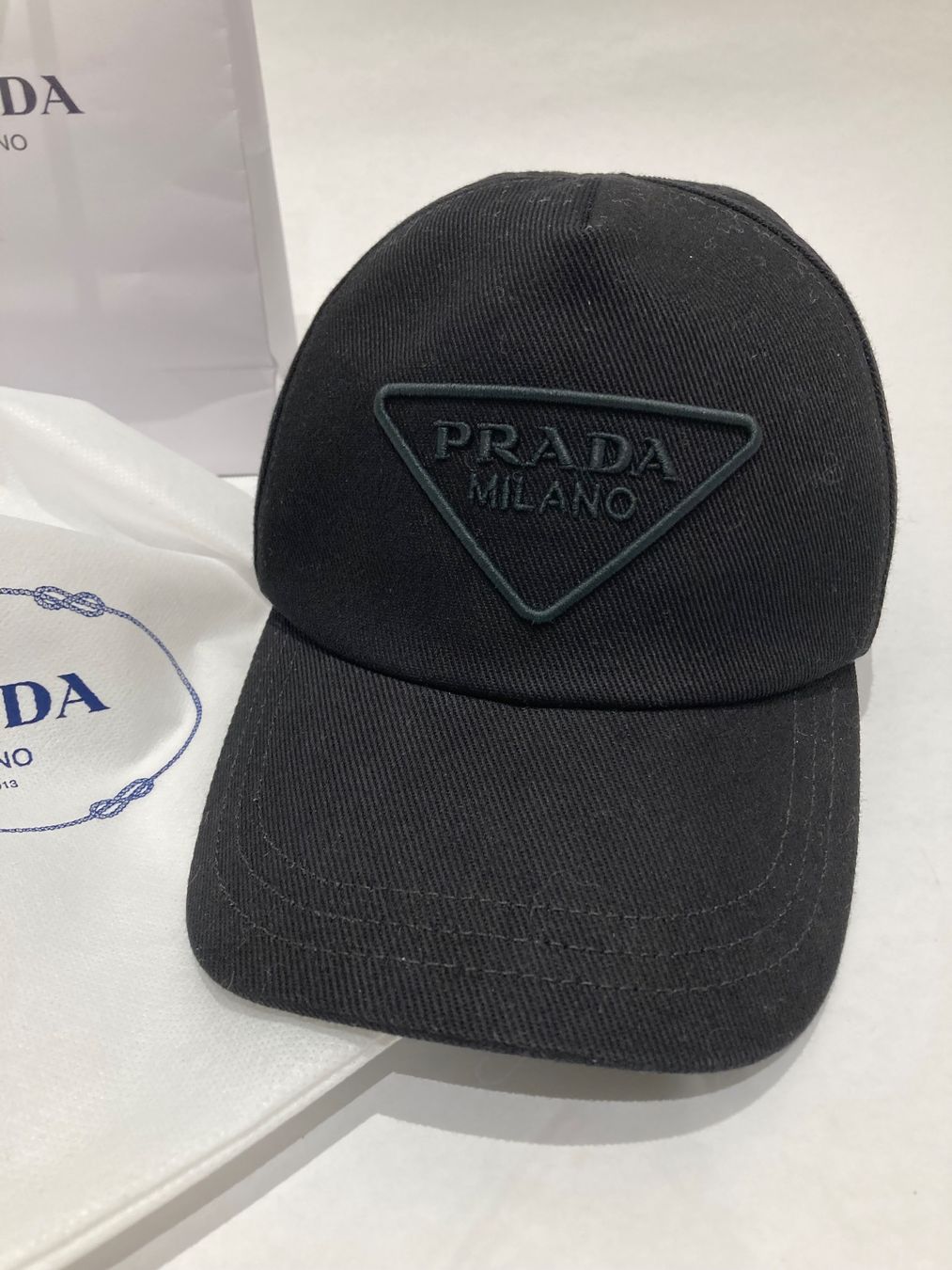 Prada Copricapi, berretti & cappellini: Prada hut 57 – Usato da Paradiso venduto da Kayakara 1