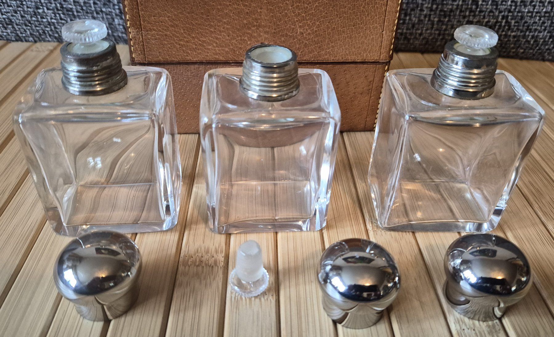 Flaconi: 3 Vintage Parfumflacons in Lederbox – Usato da Basel venduto da Kurioses 2