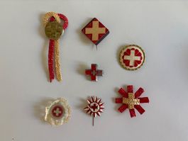Lot alte Anstecknadeln 1. August und Rotes Kreuz