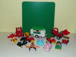 12 Duplo-Fahrzeuge mit 11 Figuren und grosser Platte