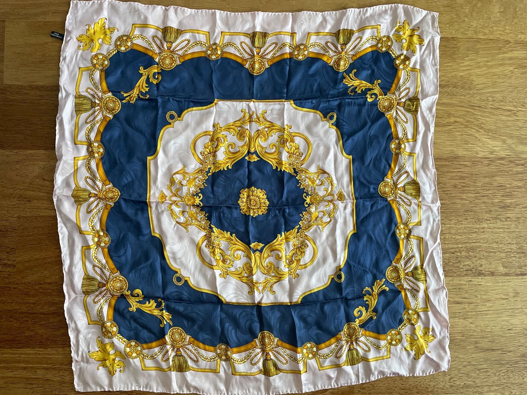 Foulard & Sciarpe: Sressnig Wien Seidentuch – Usato da Hünenberg See venduto da DND5