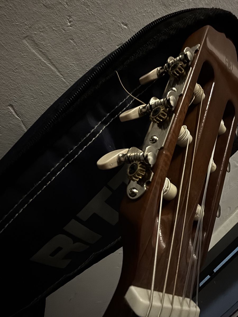 Yamaha Strumenti musicali: Guitare Classique Yamaha – Usato da Le locle venduto da cla_nv8m 5