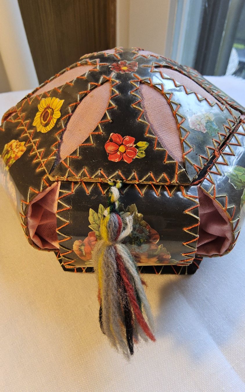 Barattoli: Antike Schatulle mit Blumenmuster, Handarbeit, ca. 1930-40 – Usato da Zürich venduto da philpip 3