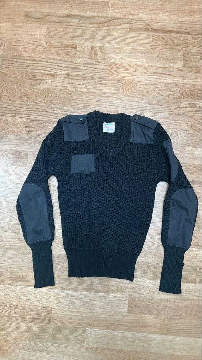 Pullover & Sweatshirts: Strickpullover schwarz mit Patches Grösse L – Gebraucht aus Luzern von ThrowbackVintage