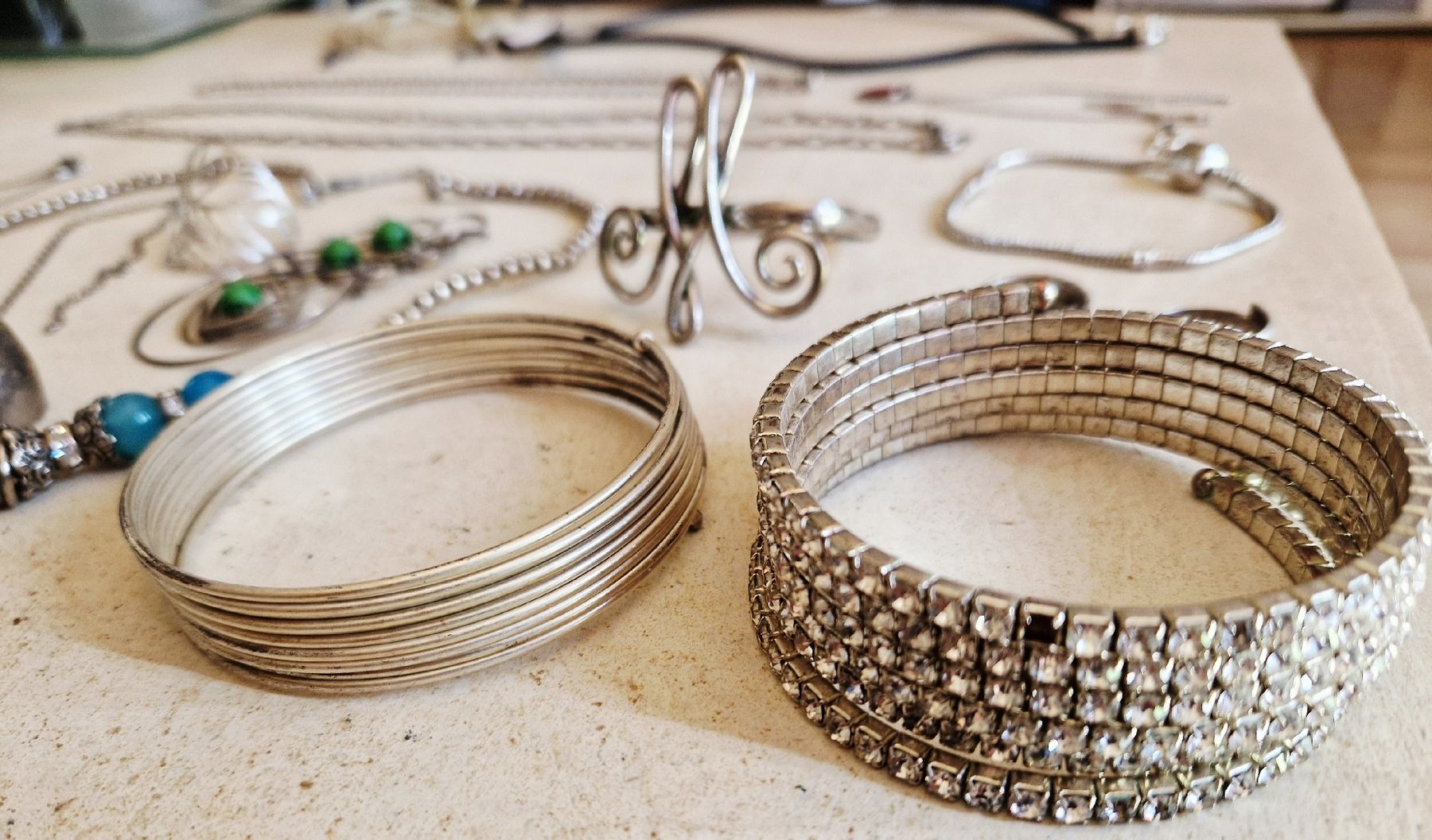 Altri gioielli: Lot de bijoux variés  – Usato da Undervelier venduto da Tufitufi7 2