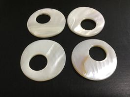 4 weisse Perlmutringe / Ohrringe